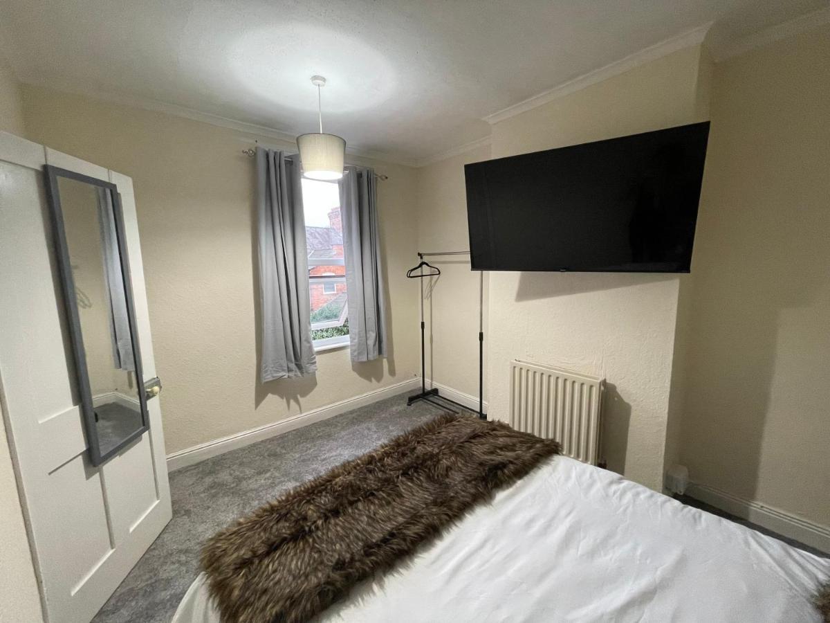 3 Bedrooms Comfortable Home With Jacuzzi Hot Tub Sleeps 10 レスター エクステリア 写真