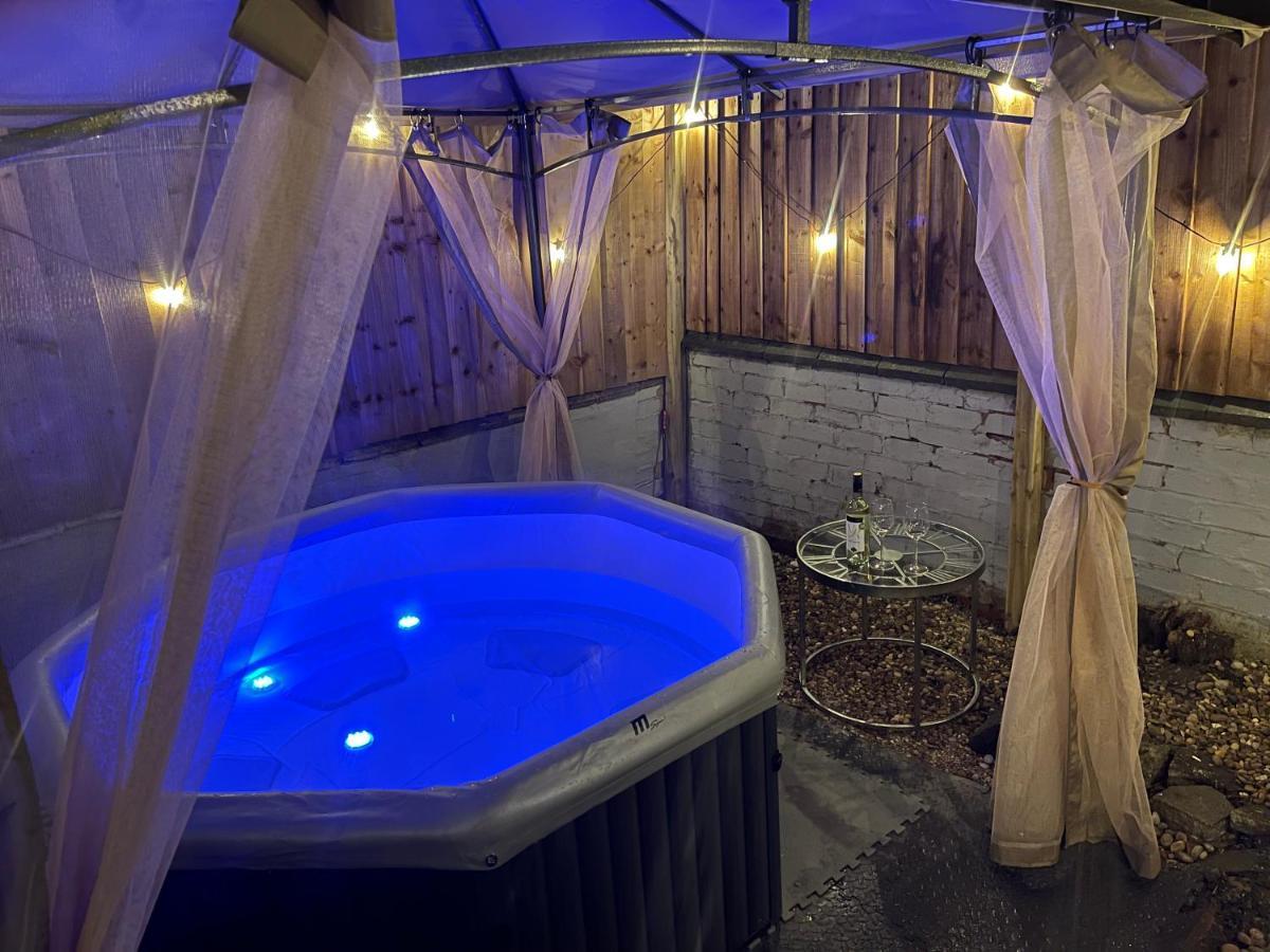 3 Bedrooms Comfortable Home With Jacuzzi Hot Tub Sleeps 10 レスター エクステリア 写真